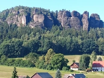 Der Pfaffenstein im Hintergrund