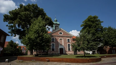 Stadtkirche_St.Petri_Aussen_quer_UR3A3611-4.jpg Außenansicht der Stadtkirche St. Petri von vorne mit Eingang, Turm und umliegendem Platz sichtbar