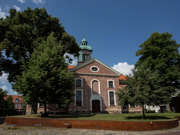 Stadtkirche_St.Petri_Aussen_quer_UR3A3611-4.jpg Außenansicht der Stadtkirche St. Petri von vorne mit Eingang, Turm und umliegendem Platz sichtbar