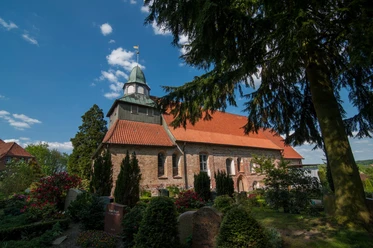 St_Georgsberg_DSC5658_Nicole_Franke.jpg Außenansicht der Kirche St. Georg vom Friedhof aus gesehen