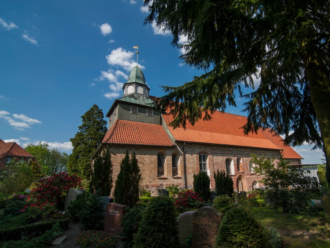 St_Georgsberg_DSC5658_Nicole_Franke.jpg Außenansicht der Kirche St. Georg vom Friedhof aus gesehen