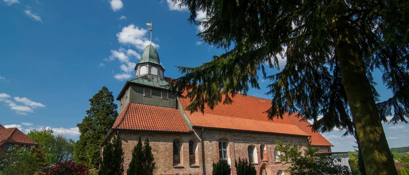 St_Georgsberg_DSC5658_Nicole_Franke.jpg Außenansicht der Kirche St. Georg vom Friedhof aus gesehen