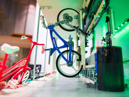 Jugend forscht_HNF.jpg Detailreiche LEGO-Konstruktion mit Fahrradmodell und technischem Hintergrund im Ausstellungsraum.
