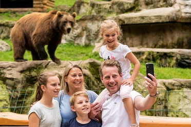 Familien Foto mit Bär im Wildpark Wildpark Lüneburger Heide hat einen Bär