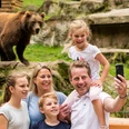 Familien Foto mit Bär im Wildpark Wildpark Lüneburger Heide hat einen Bär