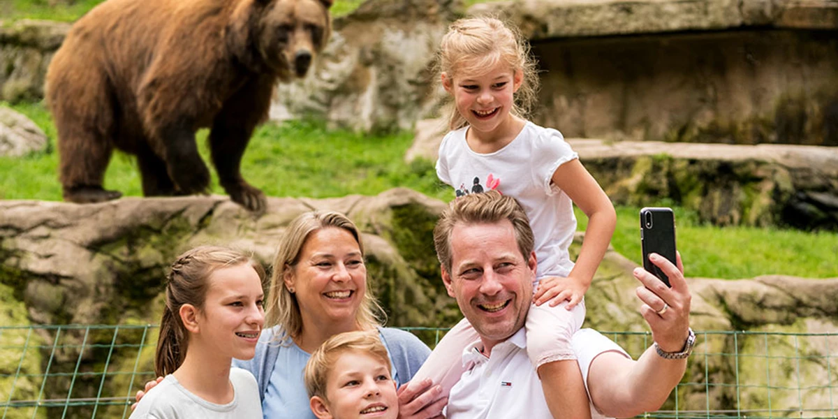 Familien Foto mit Bär im Wildpark Wildpark Lüneburger Heide hat einen BärLüneburg Heath Wildlife Park has a bearLüneburg Heath Wildlife Park har en bjørnWildpark Lüneburger Heide heeft een beer