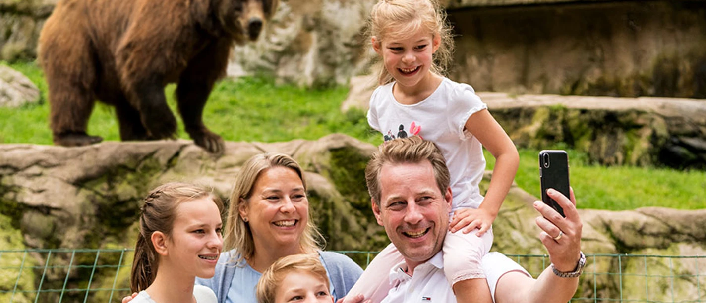 Familien Foto mit Bär im Wildpark Lüneburg Heath Wildlife Park has a bear