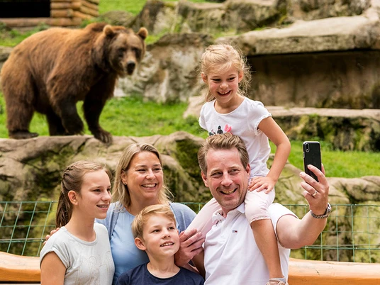Familien Foto mit Bär im Wildpark Wildpark Lüneburger Heide hat einen BärLüneburg Heath Wildlife Park has a bearLüneburg Heath Wildlife Park har en bjørnWildpark Lüneburger Heide heeft een beer