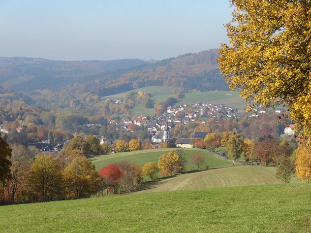 Gersfeld im Herbst: Blick vom Heilklimaweg nach Gersfeld Gersfeld im Herbst: Blick vom Heilklimaweg nach Gersfeld