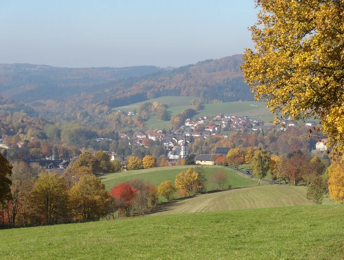 Gersfeld im Herbst: Blick vom Heilklimaweg nach Gersfeld Gersfeld im Herbst: Blick vom Heilklimaweg nach Gersfeld