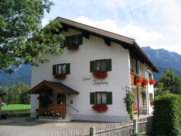 Hauseingang und Parkplatz