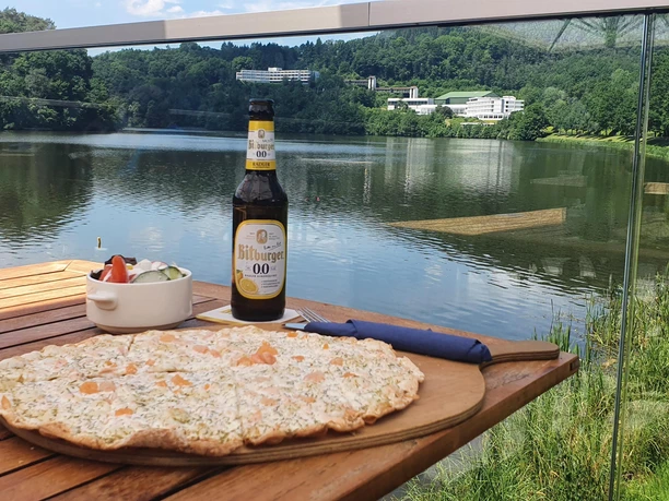 bei dieser Aussicht schmeckt das Essen gut