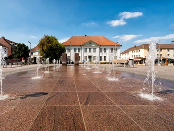 171 - Ratzeburg - Marktplatz.jpg Marktplatz Ratzeburg mit braunen Bodenfliesen und Wasserfontänen