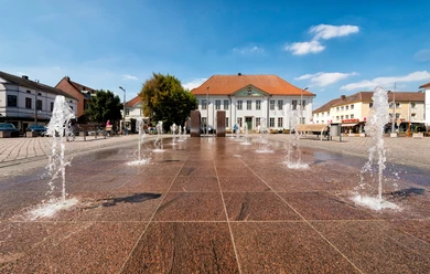 Ratzeburg Marktplatz Marktplatz Ratzeburg mit braunen Bodenfliesen und Wasserfontänen