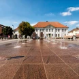 Ratzeburg Marktplatz Marktplatz Ratzeburg mit braunen Bodenfliesen und Wasserfontänen