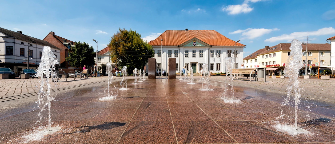 Ratzeburg Marktplatz Marktplatz Ratzeburg mit braunen Bodenfliesen und Wasserfontänen