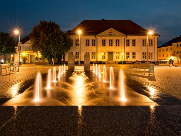 183 - Ratzeburg - Marktplatz Brunnen bei Nacht 1.jpg