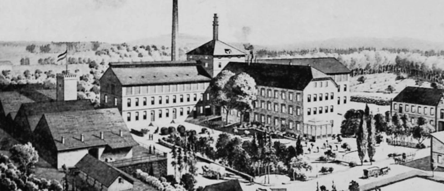 Historische Darstellung der Brauerei Barre um 1900 mit Gebäuden, Dampfschornstein und umgebender Landschaft.