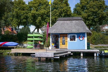 Bootshaus Salem Blaues Bootshaus Salem mit der Vermietung von Kanus, Kajaks und Tretbooten am Salemer See.
