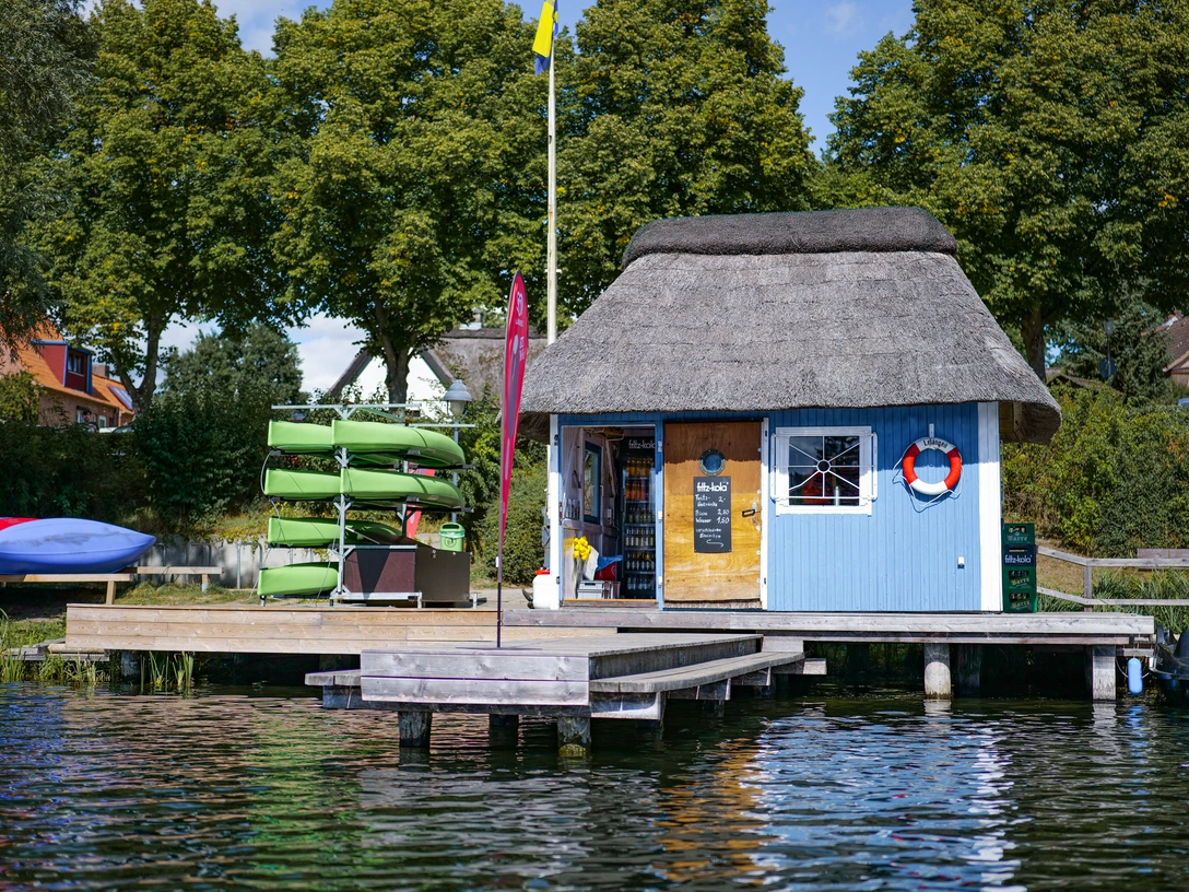 Bootshaus Salem Blaues Bootshaus Salem mit der Vermietung von Kanus, Kajaks und Tretbooten am Salemer See.