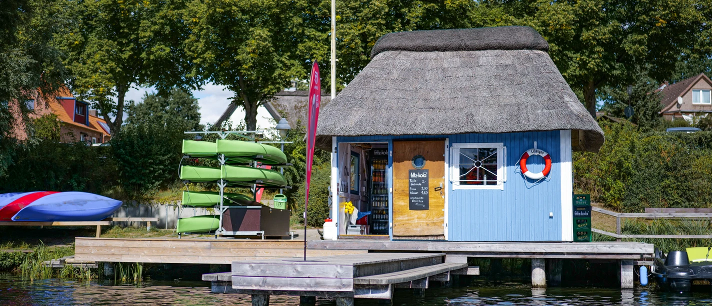 Bootshaus Salem Blaues Bootshaus Salem mit der Vermietung von Kanus, Kajaks und Tretbooten am Salemer See.