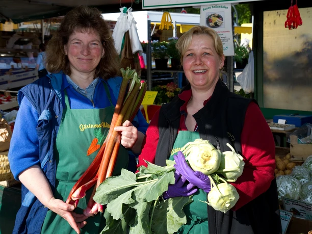 Frische Waren vom Wochenmarkt.jpg