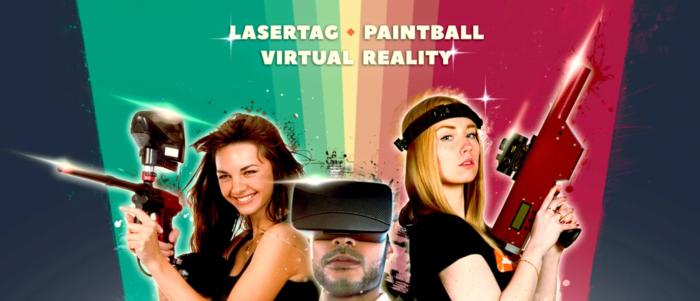 Au premier plan, un homme est représenté avec des lunettes de réalité virtuelle et à l'arrière-plan, à droite et à gauche, une femme. A droite avec un marqueur de paintball et à gauche avec un pointeur laser.