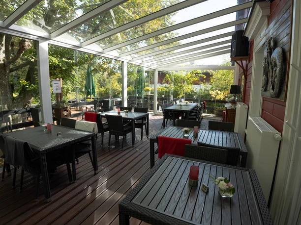 Wintergarten mit mehreren Sitzgruppen