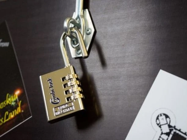 Une serrure à combinaison ouverte sur la fermeture d'une boîte à énigmes du Room Escape Challenge-