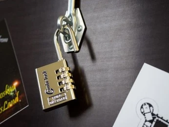 Zahlenschloss der mobilen Rätselkiste - Erlebnisse in Leipzig Ein offenes Zahlenschloss an dem Verschluss einer Rätselkiste von der Room Escape Challenge-