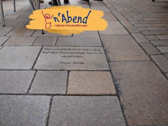 Pflasterstein mit Oscar Wilde Zitat: "Man umgebe mich mit Luxus. Auf das Notwendige kann ich verzichten."