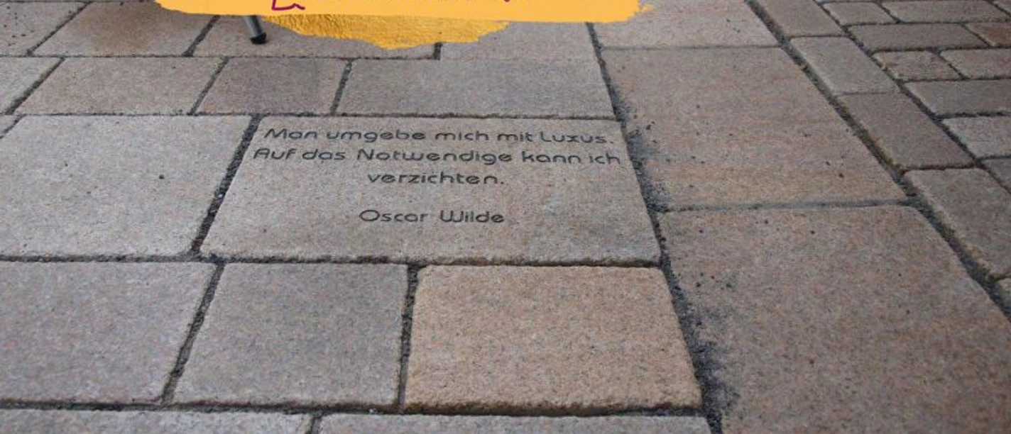 faf_spruchsteine_0.jpg Pflasterstein mit Oscar Wilde Zitat: "Man umgebe mich mit Luxus. Auf das Notwendige kann ich verzichten."