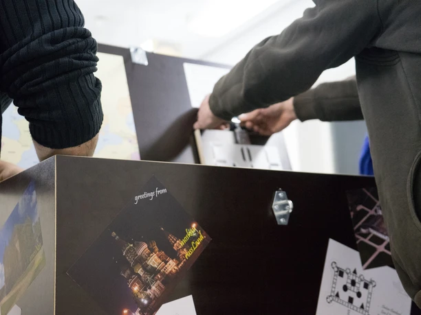 Deux personnes ouvrent une boîte d'énigmes du Room Escape Challenge