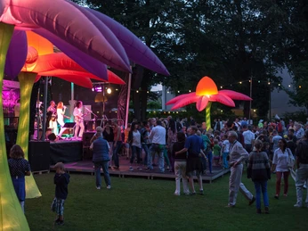 parkfest-bad-aibling-kurpark-open-air-party-live-musik-dekoration-motto-lichter.jpg