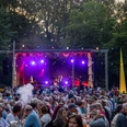 Parkfest-Kurpar-Wiese-Buehne-Menschen.jpg Menschen feiern vor großer Bühne beim Parkfest im Kurpark Bad Aibling