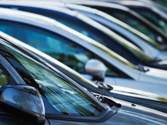 Automesse Reihe geparkter Autos in unterschiedlichen Farben bei einer Automesse, Nahaufnahme der Fahrzeugfronten.