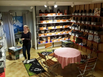 lowa-testcenter-in-der-touristinfo-bad-peterstal1