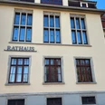 Fassade des historischen Rathauses in Hoya mit großen Fenstern und der Aufschrift "Rathaus".