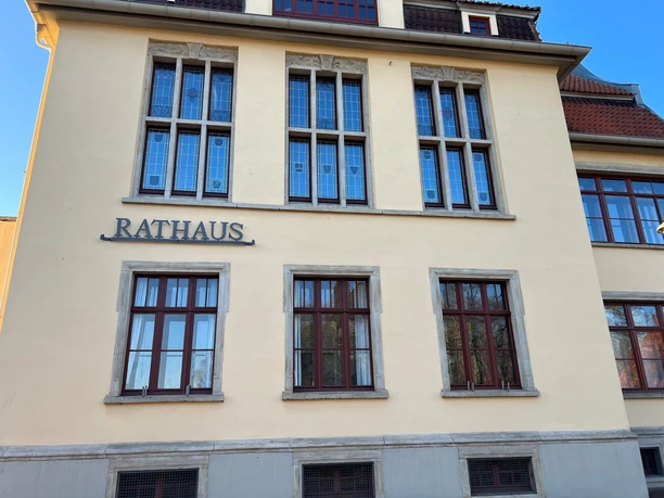 Fassade des historischen Rathauses in Hoya mit großen Fenstern und der Aufschrift "Rathaus".