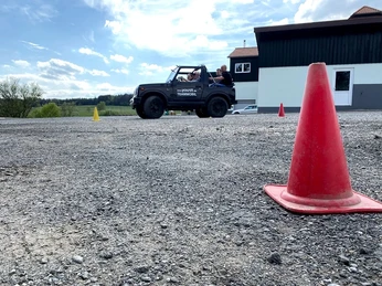 Eventagentur younit. Outdoor. Training und Event - Team-Mobil. Im Team-Mobil zu viert einen kniffligen Parcours meistern. younit zeigt, wie das geht.