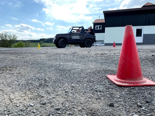 Eventagentur younit. Outdoor. Training und Event - Team-Mobil. Im Team-Mobil zu viert einen kniffligen Parcours meistern. younit zeigt, wie das geht.