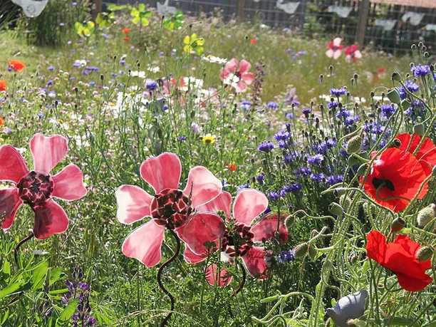 Dansk-Glaskunst_røde-blomster-i-haven