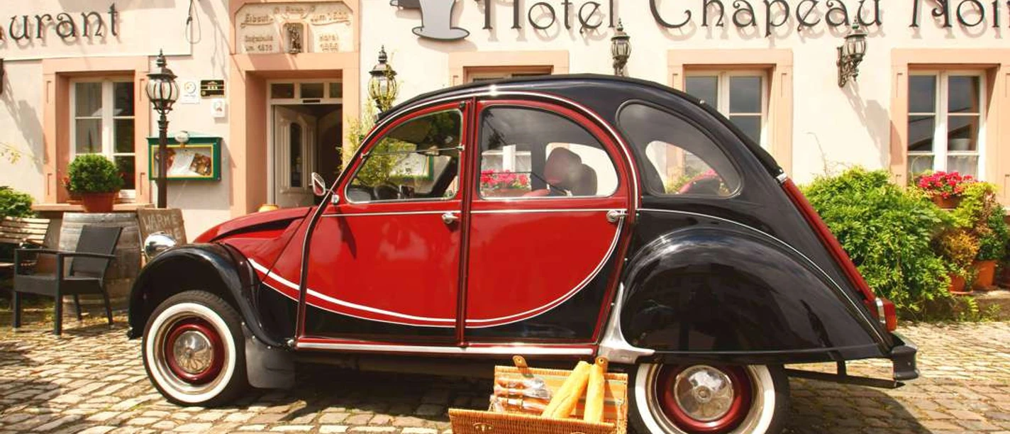Oldtimer vor dem Hotel Chapeau Noir Überherrn