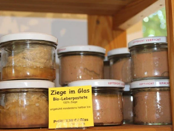 Angebot Ziegenhof Lauterbach Gläser mit Bio-Ziegenleberpastete auf einem Holzregal, beschriftet mit "Ziege im Glas", Preis 3,50 € pro Glas.