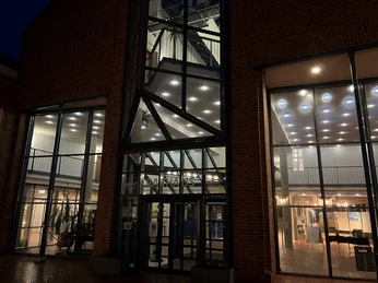 Rathaus Moderne Backsteinarchitektur am Abend, mit beleuchtetem Treppenhaus und großen Glasfronten.Modern brick architecture in the evening, with illuminated stairwell and large glass fronts.Moderne murstensarkitektur om aftenen, med oplyst trappeopgang og store glasfacader.Moderne bakstenen architectuur in de avond, met verlicht trappenhuis en grote glazen puien.