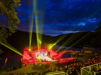 Seebühne Kriebstein © LTM Sylvio Dittrich.JPG Abendliche Bühnenaufführung mit Lichteffekten, beleuchtetem See und Publikum in Freiluftkulisse.Evening stage performance with lighting effects, illuminated lake and audience in an open-air setting.Večerní scénické představení se světelnými efekty, osvětleným jezerem a diváky pod širým nebem.Wieczorny występ sceniczny z efektami świetlnymi, oświetlonym jeziorem i publicznością w plenerze.Avondvoorstelling met lichteffecten, verlicht meer en publiek in een openluchtsetting.Spettacolo serale con effetti di luce, lago illuminato e pubblico in un ambiente all'aperto.