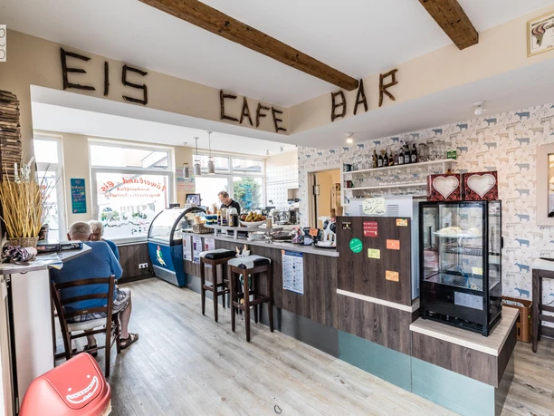 Eis-Cafe-Bar-Heiken-Juist-Eis.jpg Eis-Cafe-Bar-Heiken-Juist-Eis