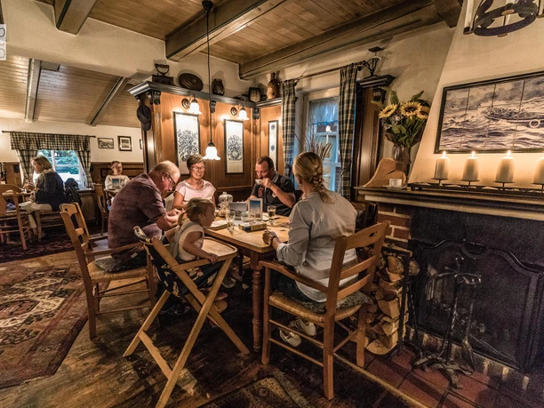 Luetje-Teehuus-Juist-Innen.jpg Luetje-Teehuus-Juist-Innen