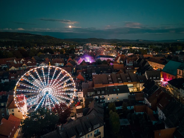 Einbecker Eulenfest 2022 Einbecker Eulenfest im erleuchtetem Reisenrad bei Nacht, Vogelperspektive