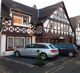 ferienwohnung_bocklet_hausfront2023.jpg Außenansicht des Hauses mit Parkplatz